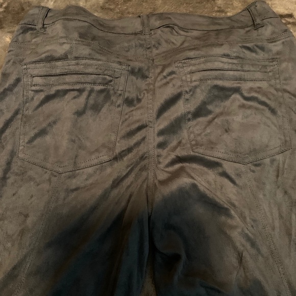 SET (H&M) black sweater & khaki suede-like pants - Picture 4 of 5